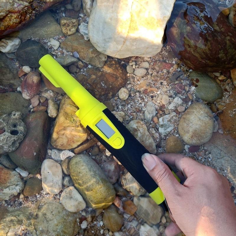 Waterproof Handheld Metal Detector with LCD Display