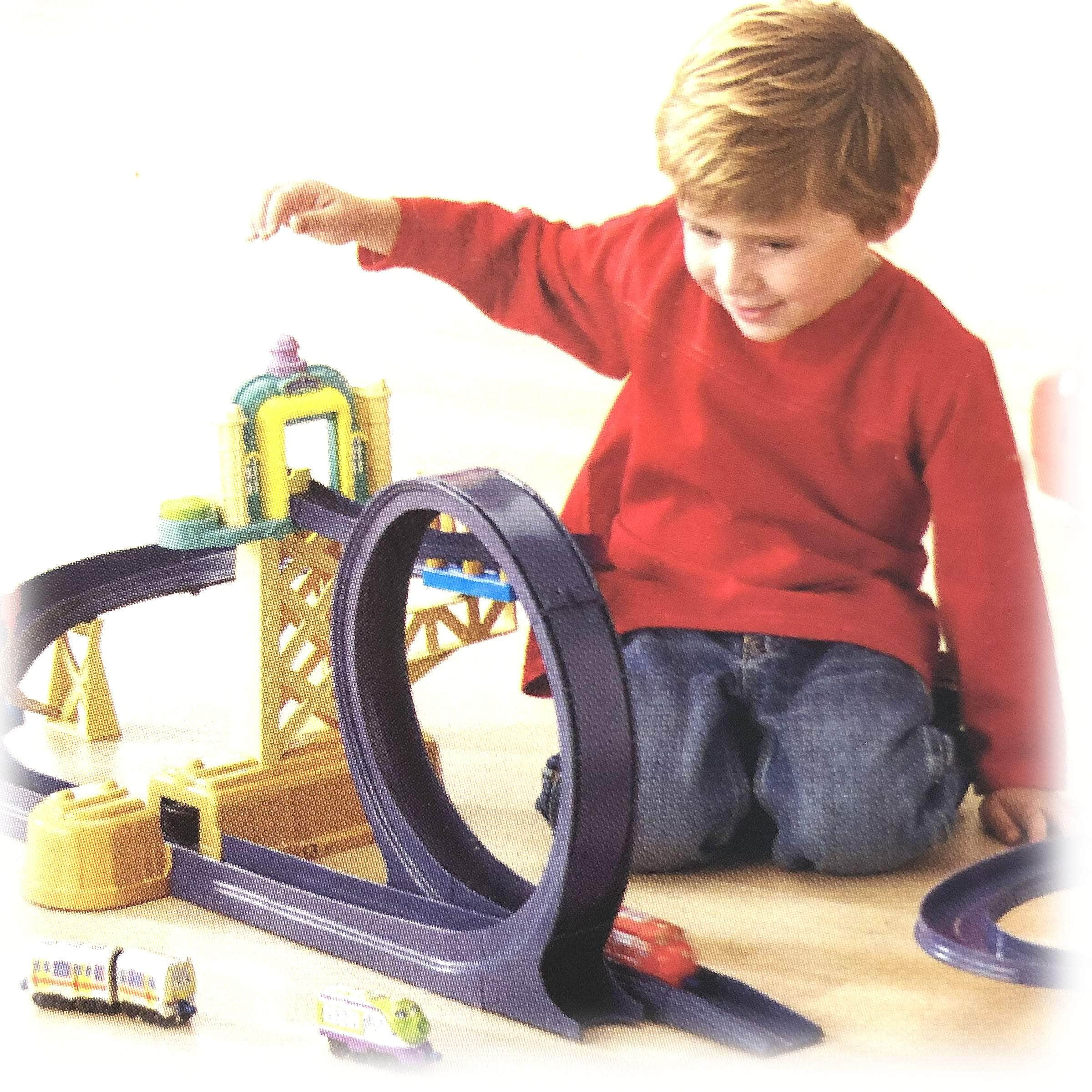 Motorised Training Yard Loop Ready To Play Set With Diecast Wilson